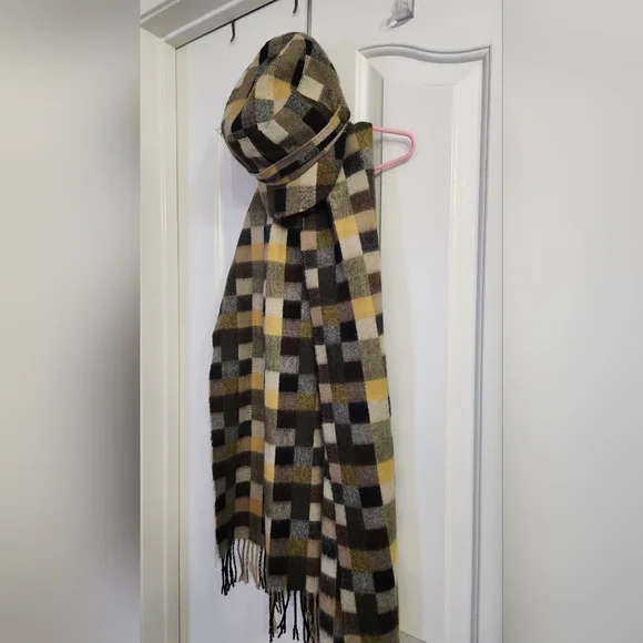 Plaid scarf and matching hat set in a checkered pattern with colors of brown - Picture 12 of 13